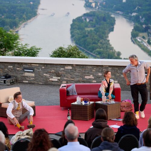 Theaterstück auf dem Drachenfels mit Blick auf das Rheintal