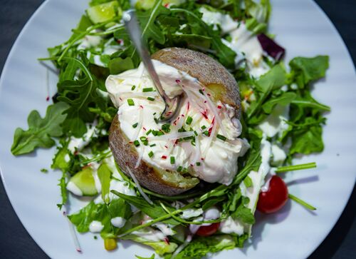 Ofenkartoffel mit Sourcream und Salat