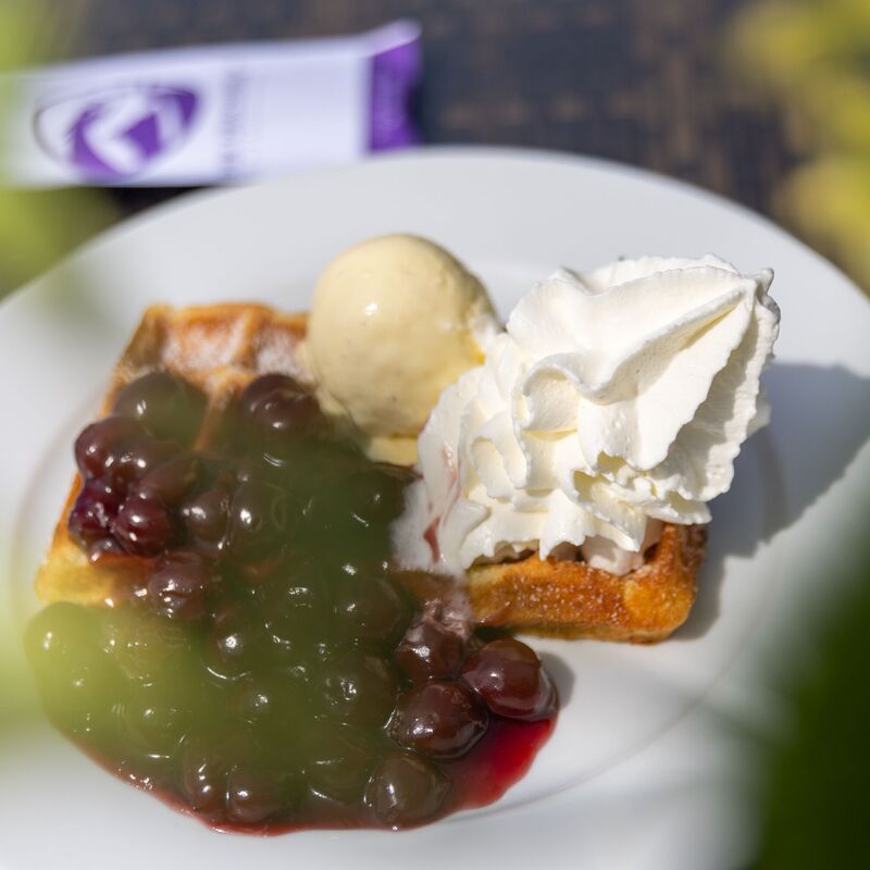 Waffel mit Krischen, Sahne und Eis