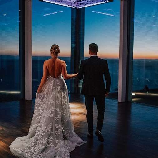 Brautpaar feiert Hochzeit auf dem Drachenfels mit Blick über das Rheintal