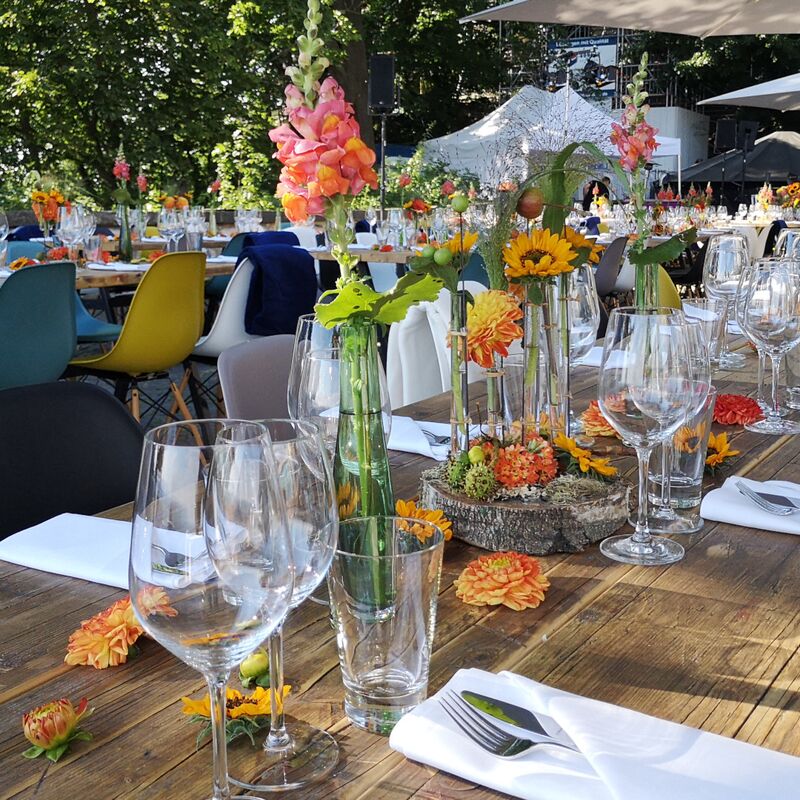 Eingedeckter Tisch auf der Westterasse mit Blumen