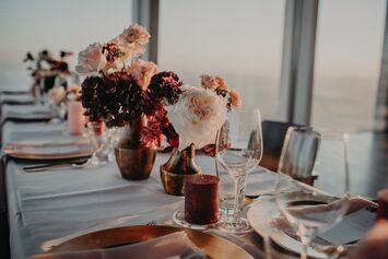 Eingedeckter Tisch für eine Hochzeit bei Bonn mit Blumen