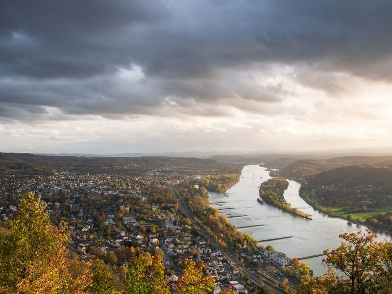 Ausblick auf den Rhein bei bewölktem Himmel in richtung Süden