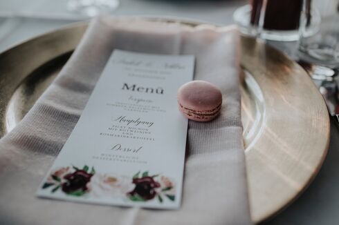 Eingedeckter Teller mit Menükarte