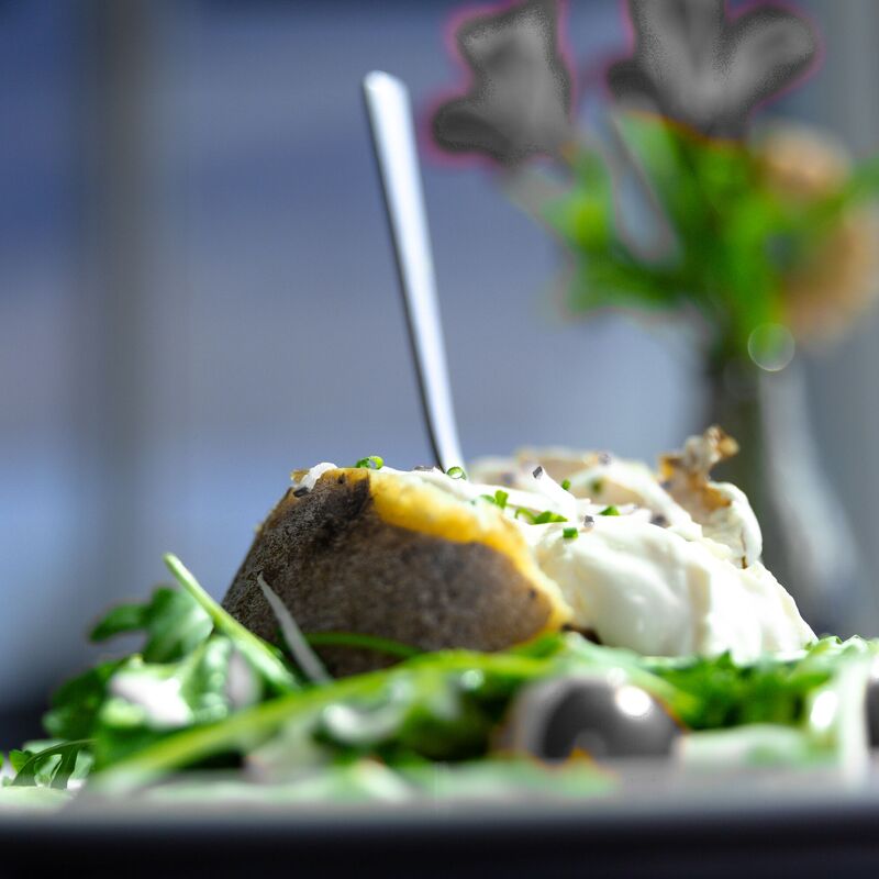 Ofenkartoffel mit Sourcream und Salat + Hähnchen