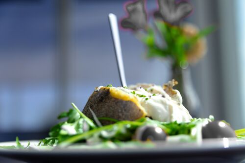 Ofenkartoffel mit Sourcream und Salat + Hähnchen