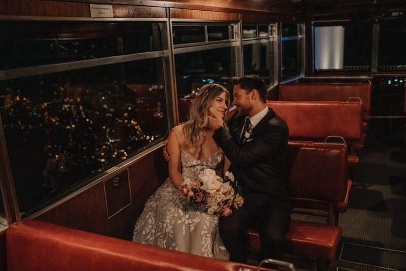 Die historische Drachenfelsbahn bringt Hochzeitsgäste zum Gipfel