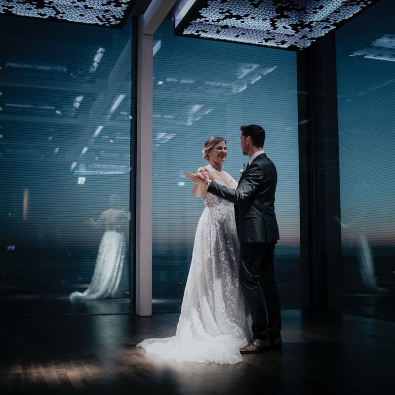 Hochzeitstanz bei Sonnenuntergang im Glaskubs